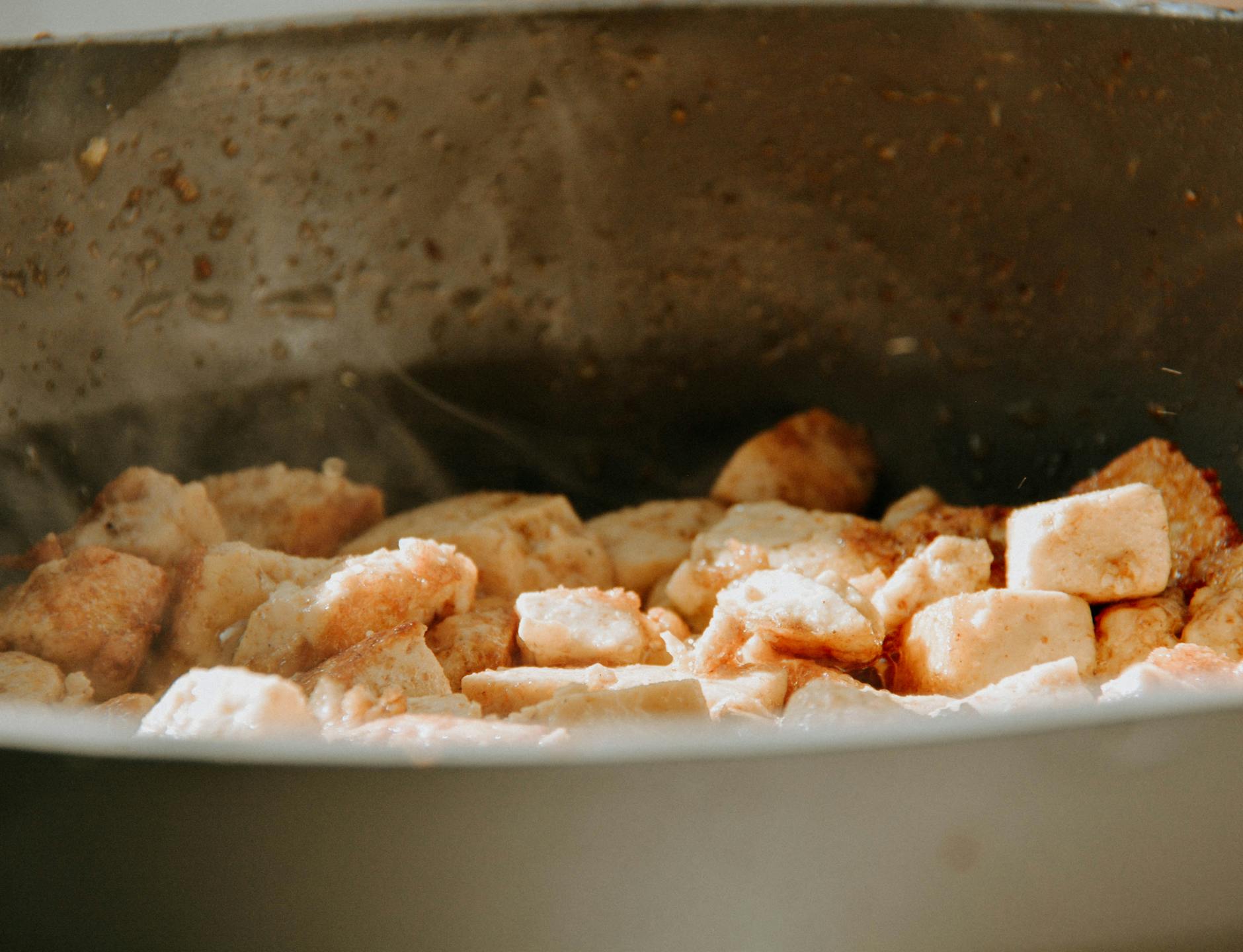 Tofu zubereiten in der Küche